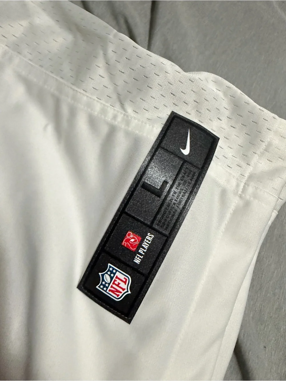 Indianapolis Colts men’s L Darius Leonard white jersey NWT